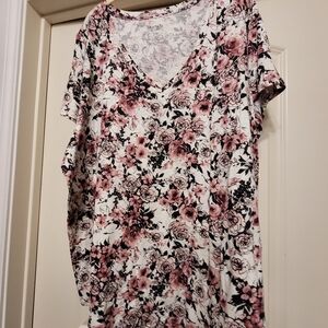 TORRID v-neck floral tee, NWT, size 4, New